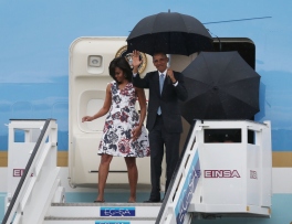 HAVANA, CUBA - MARCH 20: President Barack Obama and Michelle Obama arrive at Jose Marti International Airport on Airforce One for a 48-hour visit on March 20, 2016 in Havana, Cuba. Mr. Obama's visit is the first in nearly 90 years for a sitting president, the last one being Calvin Coolidge. (Photo by Joe Raedle/Getty Images)